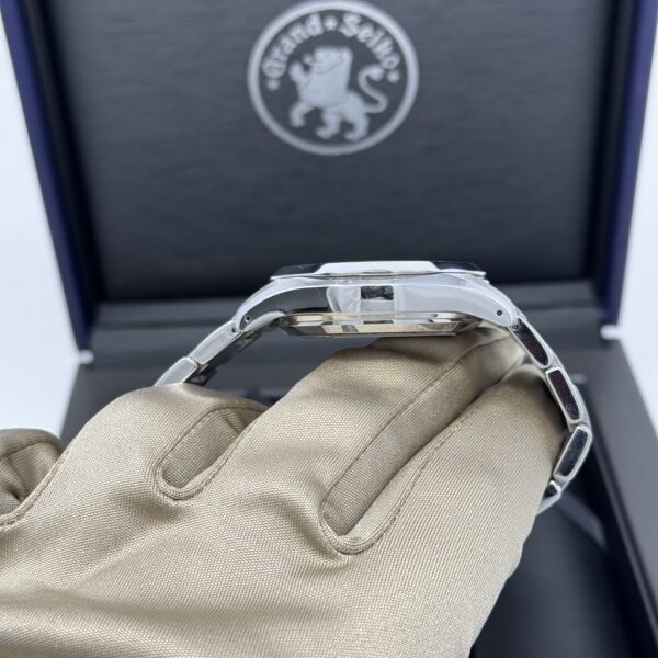 Opposite side view of Grand Seiko SBGA427 case and bracelet