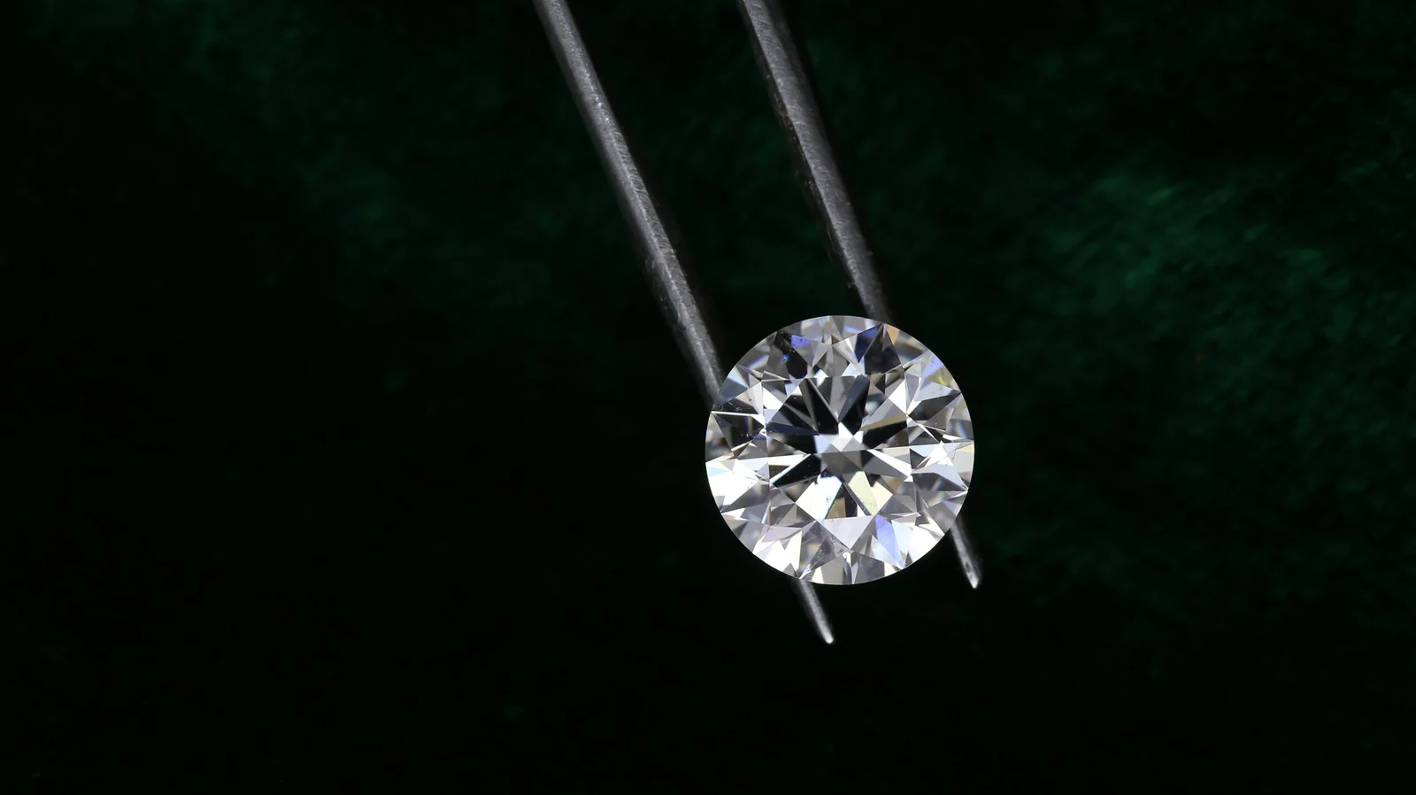 How Diamonds Are Graded: The 4Cs, the Labs, and the Report